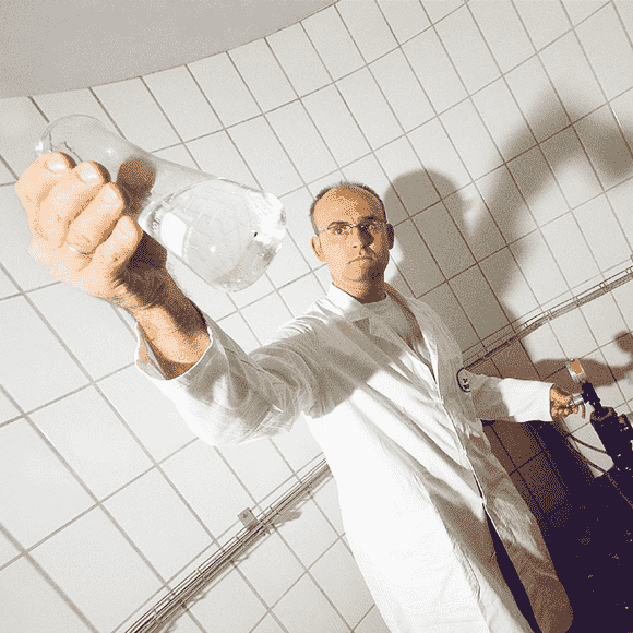 Peterstaler Mitarbeiter mit Wasserprobe