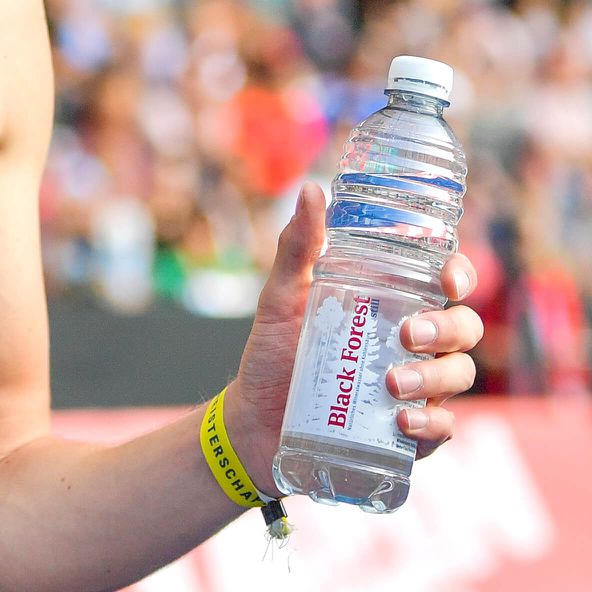 Sportler mit Black Forest Mineralwasserflasche