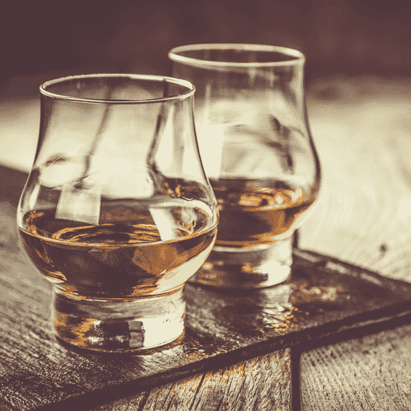 Mineralwasser zu Whisky