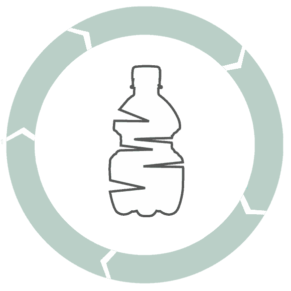 PET-Flasche wird zusammengepresst
