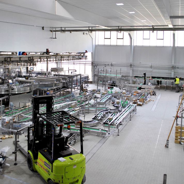 Aufbau der neuen Glasabfüllmaschine