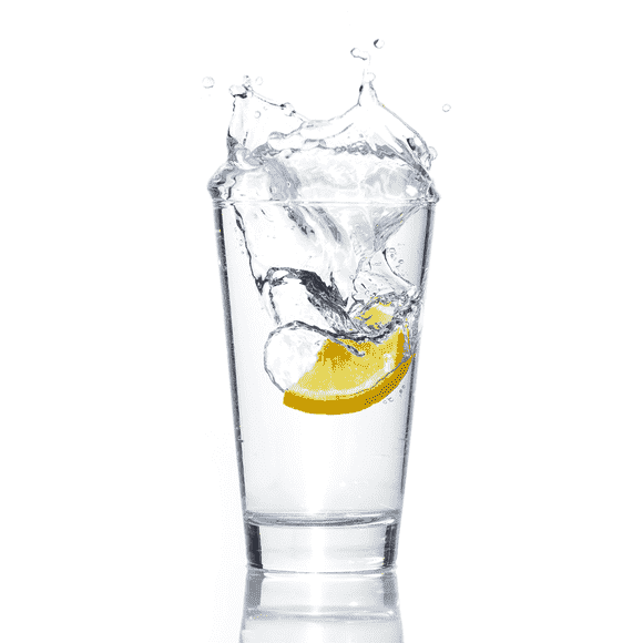 Zitronenscheibe an Wasserglas