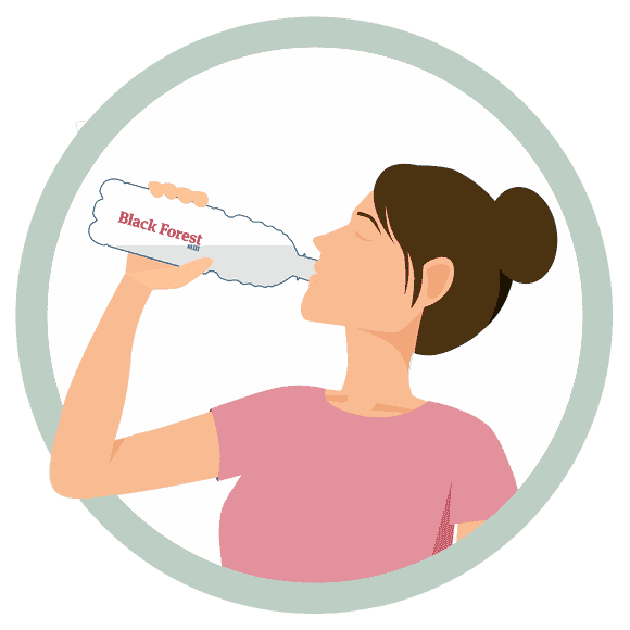 Frau trinkt aus PET-Flasche